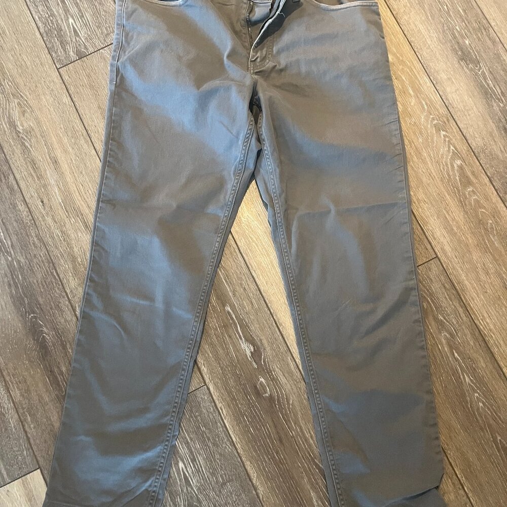 Docker's Jean Fit.  32x32.  Straight